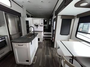 Caravane de camping-car d'occasion 2022 Dutchmen A-t-l-a-s 3802F-L-K-B - Product Image 6