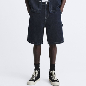 Pantalones cortos de mezclilla estilo cargo para hombre, en negro oscuro, azul, con costuras en contraste blancas, estilo baggy, hasta la rodilla, con presillas para herramientas, tipo carpintero. - Product Image 2