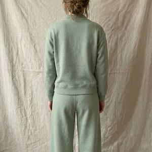 Ensemble deux pièces de survêtement streetwear en velours épais de qualité supérieure, vert sauge, avec pull à col montant et pantalon de survêtement skinny - Product Image 5