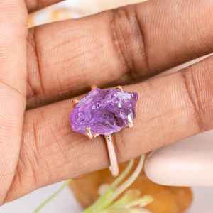 Bague en argent plaqué or rose fabriquée à la main avec cristal d'améthyste brute naturelle bijoux uniques en pierres précieuses faits à la main - Product Image 4