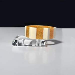 Pile de bracelets en résine légère Bracelets élégants faits à la main pour la mode estivale Bracelets en résine abordables de couleurs assorties - Product Image 5