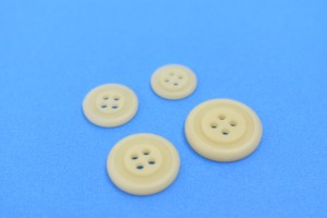 Bouton en résine le plus vendu, 20 mm, dos plat, biodégradable, couleur naturelle, fabriqué au Vietnam pour les vêtements, les chemises, les vêtements - Product Image 4