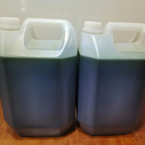 Huile d'extrait de romarin biologique de qualité alimentaire enrichie en biotine, formule 2-en-1 antipelliculaire pour la repousse des cheveux conditionnée en bouteille à tambour - Product Image 1