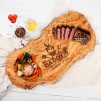 Tabla de Cortar Rústica Hecha a Mano de Madera de Olivo Marrón Dorado Africano ArtisRaw, Personalizada, con Diseño Tallado, para Navidad o Barbacoa