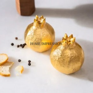 Juego de 2 centros de mesa de diseño de Granada fundida de aluminio chapado en oro de alta calidad y decoración Suministros de juego de sal y pimienta - Product Image 1
