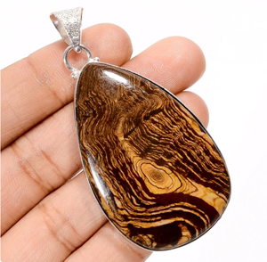 Exquisito colgante de piedras preciosas de jaspe natural hecho a mano, joyería única y colorida para cada ocasión - Product Image 1