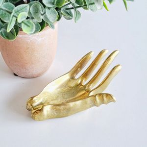 Cenicero de latón indio tradicional con diseño grabado a mano, perfecto para temas de decoración del hogar culturales y étnicos - Product Image 3