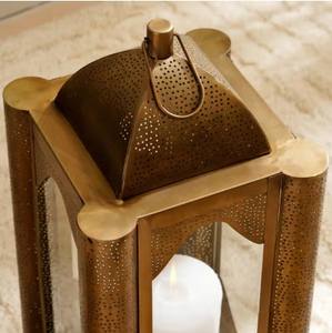 Lanterne à bougie marocaine en métal à finition antique avec panneaux en verre, design ajouré complexe, lumière chaude, décoration festive pour la maison, cadeau - Product Image 3