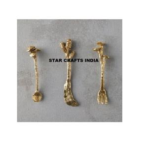 Cubiertos de acero inoxidable y latón diseñados para combinar la artesanía tradicional con las necesidades gastronómicas contemporáneas de estilo americano - Product Image 4