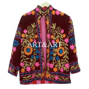 Chaqueta Acolchada Suzani de Estilo Tradicional Único para Mujer, Hecha a Mano con Tela Bordada de Algodón con Diseño Floral, Ecológica, para Otoño - Product Image 6