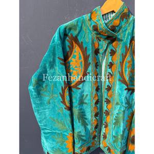 เสื้อแจ็คเก็ตปักลายดอกไม้ขายส่ง งานแฮนด์เมด เสื้อแจ็คเก็ตฤดูหนาวแบบ unisex บุด้วยผ้าฝ้ายด้านใน สไตล์โบฮีเมียน ฮิปปี้ มีกระเป๋าข้างสองข้าง - Product Image 2