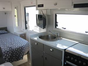 Mini remorque de camping-car moderne Caravane mobile pliable et légère Suspension indépendante Capacité de sommeil de 4 personnes pour les voyages mobiles - Product Image 2