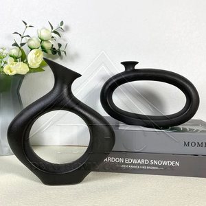 Vase à fleurs en métal fabriqué à la main avec des détails géométriques et des finitions haut de gamme pour des accents de maison élégants - Product Image 5