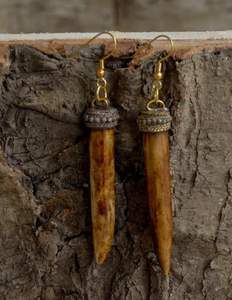 Pendientes de cuerno tallado para mujeres que quieren joyas hechas a mano hechas de fuentes de cuerno natural sostenibles ecológicas - Product Image 2