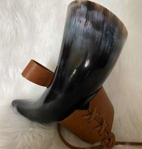 Mug multifonctionnel en corne naturelle avec des sangles en cuir enveloppées autour de lui, mugs en corne de buffle personnalisés pour la bière et le vin - Product Image 1