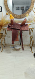 Selle de Cheval Western Anglaise de Course Haut de Gamme en Cuir Fait Main, Confortable et Durable, avec Quincaillerie en Bois, Plastique et Laiton de Qualité Supérieure - Product Image 2