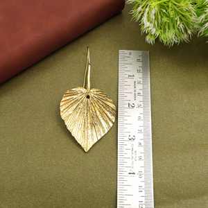 Boucles d'oreilles pendantes en laiton plaqué or en forme de feuille, style nature, pour femmes, légères et tendance, fournisseur de bijoux OEM ODM - Product Image 2