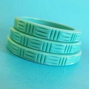 Brazalete de diseño de flores de resina a la moda al mejor precio para mujeres y niñas para ropa de fiesta a la venta por CRAFTED TREAUSRES - Product Image 3