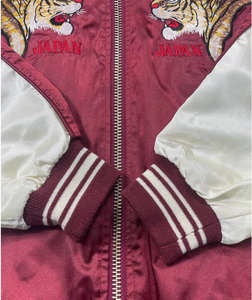 Veste universitaire en satin pour hommes en gros, de haute qualité, style lettreman, col montant, poches latérales - Product Image 3