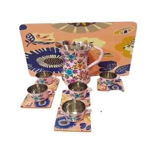 Ensemble de carafe à eau en acier inoxydable à motif floral avec 4 tasses et sous-verres, finition métallique polie, design de poignée - Product Image 2