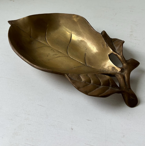 Bol décoratif en laiton Fournisseur de gros Bol de service en laiton plaqué or en forme de feuille antique - Product Image 4