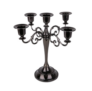 Candelabros de metal aptos para instalaciones con múltiples velas que crean un centro de mesa decorativo llamativo con un atractivo visual. - Product Image 6