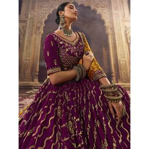 Magnifique Lehenga Choli de mariage en viscose et soie brodée de couleur violette - Product Image 3