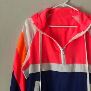 แจ็คเก็ตกันลมโพลีเอสเตอร์มีฮู้ดสำหรับฤดูใบไม้ร่วง2025ปรับขนาดพลัสไซส์แบบสวมหัวกันน้ำยืดหยุ่นได้ตามต้องการ - Product Image 5