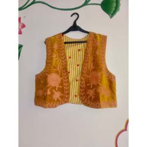 Gilet décontracté en velours moutarde avec broderie, col montant, fermeture éclair et logo – Vêtement d'extérieur - Product Image 2