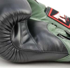 Gants de boxe Sanda en cuir véritable noir et vert, design OEM, légers, respirants, anti-humidité, avec attaches auto-agrippantes - Product Image 2