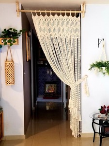 Rideau de porte en macramé fait à la main avec extrémités à pompons pour une entrée élégante décorative ou une transformation de maison bohème - Product Image 3