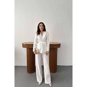 Conjunto Brillante de Chaqueta y Pantalones con Cinturón Color Crema - Ecru - Product Image 1