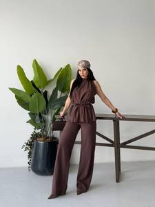 Ensemble pantalon deux pièces personnalisable pour femme, col halter, sans manches, longueur genou, en polyester, fabriqué en Turquie - Product Image 4