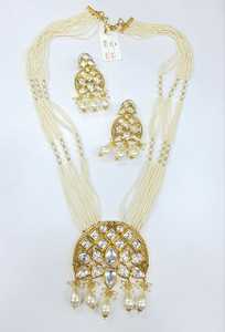 Collier pendentif Kundan exquis avec pierres vertes et boucles d'oreilles bijoux pour les festivals de demoiselles d'honneur et les rassemblements spéciaux - Product Image 2