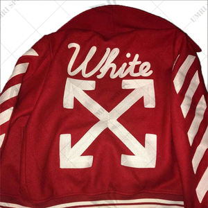 Chaqueta universitaria de lana roja para hombre con mangas a rayas blancas Chaqueta de bombardero universitaria de estilo Letterman con parche de chenilla y dobladillo acanalado - Product Image 5