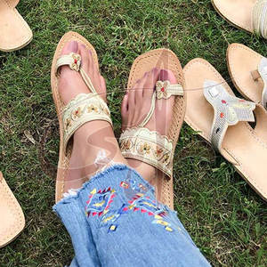 Calzado Kolhapuri de Cuero para Mujer - Diseño Estampado de Moda, Hecho a Mano, Antideslizante, Hecho en Pakistán, Venta Directa de Fábrica - Product Image 4