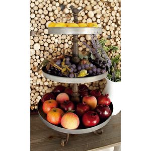Charmant plateau de service en métal à trois niveaux avec finition rustique et design élégant, idéal pour exposer des fruits et des objets décoratifs - Product Image 1