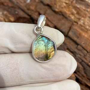 Pendentif en labradorite brute, argent sterling 925, fait main, pierre précieuse unique, bijou fantaisie, cadeau pour femme et homme - Product Image 1