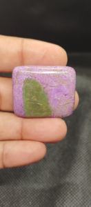 พลอยพิวริไตรต์สีม่วงธรรมชาติคุณภาพสูง รุ่น 507 ของ UDGEMS สำหรับทำเครื่องประดับ แบบหลวม ขนาดคละ น้ำหนัก 100 กรัม ขายส่ง - Product Image 3