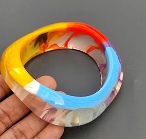 Bracelet en résine peint à la main fait à la main personnalisé élégant léger Durable accessoire parfait pour un usage quotidien spécial - Product Image 4