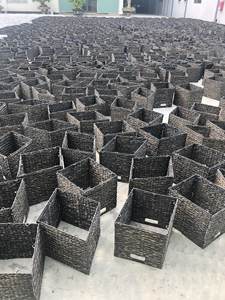 Cajas de almacenamiento de mimbre natural hechas a mano, contenedores únicos de tejido de jacinto de agua reciclado con asa para decoración del hogar - Product Image 3