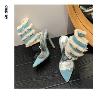 Vente en gros de nouvelles sandales à talons hauts sexy en denim de luxe léger, style européen et américain, à bout pointu et motif tête de serpent, pour défilés. - Product Image 3