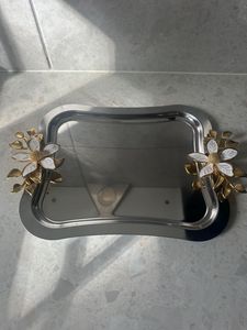 Plateau de service décoratif élégant en métal, plateau à un niveau en aluminium poli avec poignée florale pour cuisine, table à manger, maison, mariage - Product Image 1