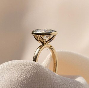 Juego de bisel de corte ovalado de 4 quilates de Plata de Ley 925, anillo de compromiso de punta de pétalo solitario para mujer en diseño único - Product Image 1