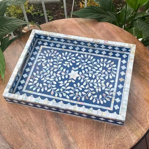 Bandeja de fregona de madera con incrustaciones florales de nácar adecuada para servir dulces gourmet y aperitivos secos con estilo - Product Image 1