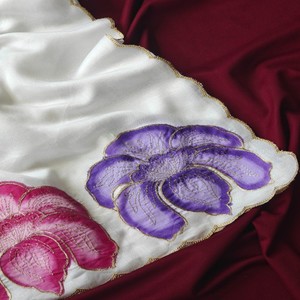 Sari VASTRA COTTAGE, Puro y Suave, Pintado a Mano, con Paneles de Contraste, Trabajo de Zari en Ambos Lados y Blusa de Brocado en Contraste - Product Image 2