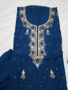 Costumes en soie pour femmes brodés à la main non cousus de créateur moderne Indian Fashion-Forward pour les fêtes de style traditionnel - Product Image 3