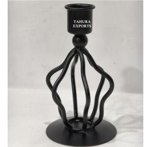 Petit bougeoir classique avec style en fil sculpté, parfait pour les intérieurs traditionnels et les moments décoratifs aux chandelles - Product Image 2