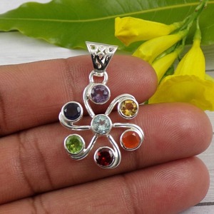 Colgante Hecho a Mano de Plata de Ley 925 con Baño de Rodio, Estilo Boho, con Piedras Preciosas Naturales Multicolores - Product Image 3
