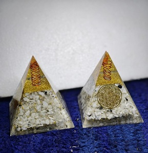 Pyramide nubienne orgone de puces d'obsidienne noire naturelle avec protection EMF de sphère d'améthyste et générateur d'énergie spirituelle en vente - Product Image 5